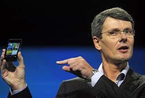 RIM hires bankers for strategic review