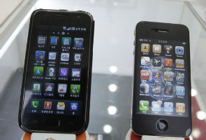 Apple fires back in patent war with Samsung