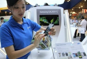 Samsung to stick with Google for its tablets