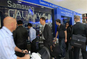 Samsung can sell disputed devices in US, for now