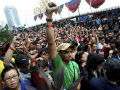 Thousands queue in Indonesia to buy new Blackberry