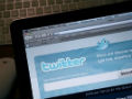 Twitter broadens reach with "Follow" buttons