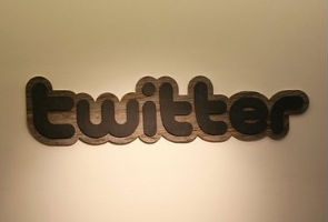 Twitter to serve up ads with 'Promoted Tweets'