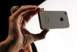 Apple says white iPhone to arrive Thursday