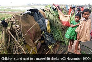1999_Supercyclone_children_standing_295.jpg