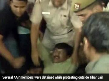 AAP_members_protest_outside_Tihar_jail_360.jpg