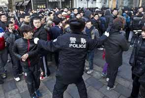 Apple halts sale of iPhone 4S in China after riots in Beijing