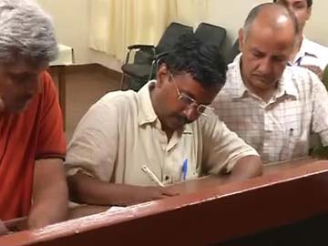 Arvind_Kejriwal_files_nomination_Varanasi_360_23April14.jpg