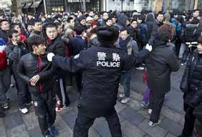 Riot over arrival of new iPhones at Apple store in Beijing