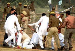Congress_leaders_attack_SP_protestors_295x200.jpg
