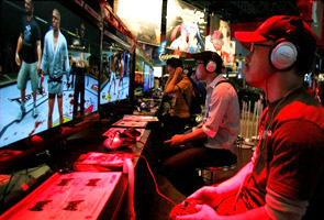 Japanese playing a new video game: Catch-Up