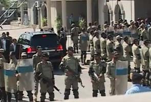 Musharraf-car-SUV-outside-court-295x200.jpg