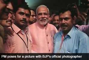 PM_Modi_BJP_photographer_295_caption.jpg