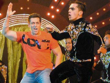 Don't nitpick on Bollywood: Shah Rukh Khan defends Salman Khan, Madhuri Dixit's performance in Mulayam's ancestral village
