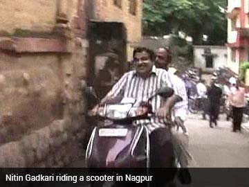 gadkari_riding_scooter360x270.jpg