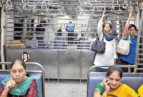 mumbai_women_rail_commuters_midday2_295.jpg