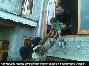 srinagar-baby-rescue-with-caption--360.jpg