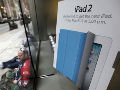 Apple fans line up to buy first batch of iPad 2s