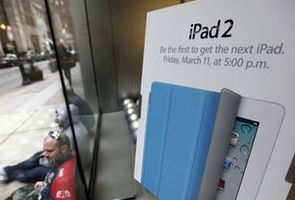 Apple fans line up to buy first batch of iPad 2s