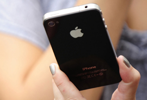 Apple executive leaves after iPhone trouble