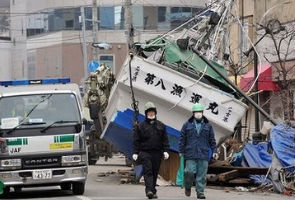 Japanese light up Twitter on govt. quake response