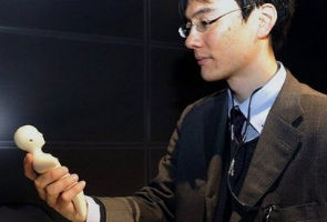 Japan develops mobile phone with human touch